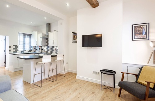 Shrewsbury House | 2 Bedroom House with Parking. Close to River walks