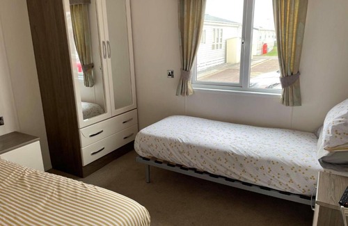 Porthcawl House | 2 Bedroom Lodge - Honeysuckle 95, Trecco Bay