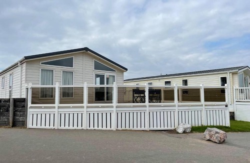 Porthcawl House | 2 Bedroom Lodge - Honeysuckle 95, Trecco Bay