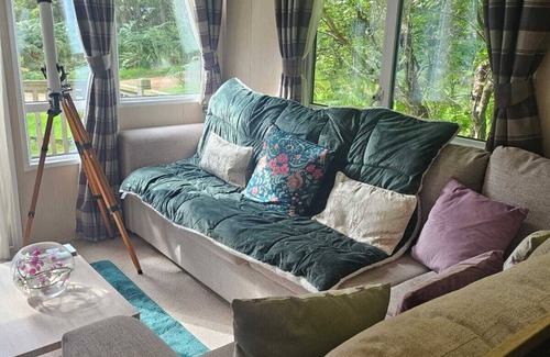 Weybourne Cabin | 2 Bedroom Lodge, Sleeps 6. Pets Welcome