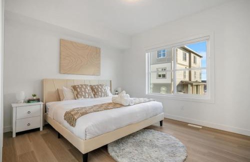Springbank Hill House | 2 Bedroom Modern Townhouse Near Aspen Landing with Garage Parking, Fast Wi-Fi, Office, 2 Full Baths & Netflix