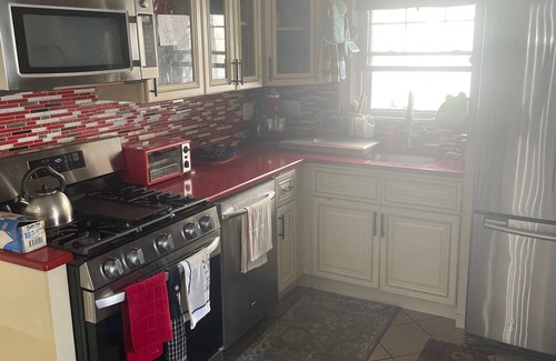 Plainfield House | 2-bedroom residential home with pool 30 mins from NYC and Beaches