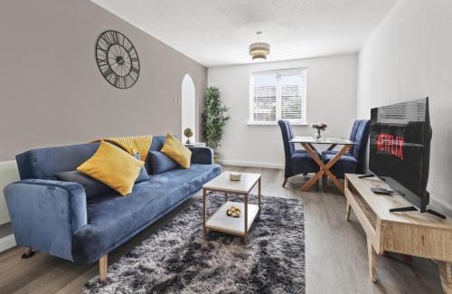 Kettering Apartment | 2 Bedroom Serviced Apartment in Kettering Centre- Northampton, Sleeps 4, free parking, Wifi, Sky, Netflix