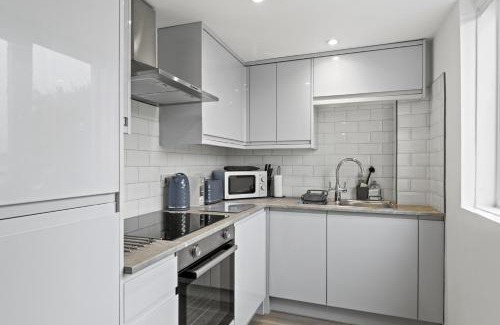 Kettering Apartment | 2 Bedroom Serviced Apartment in Kettering Centre- Northampton, Sleeps 4, free parking, Wifi, Sky, Netflix