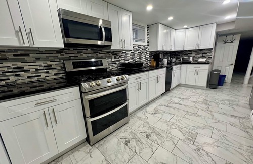 Forest Hill Apartment | 2-bedroom sleeps 6 with ping pong table, WiFi, AC, parking & Laundry in Newark