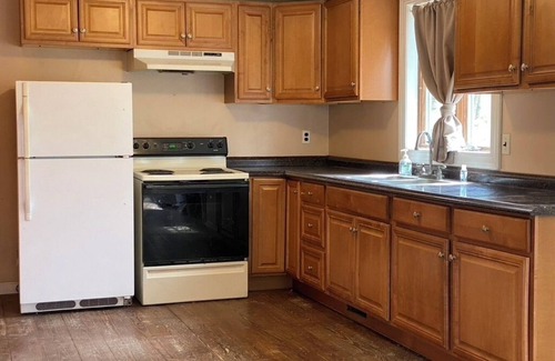 Hubbardston House | 2 Bedroom Spacious Cottage on Lake