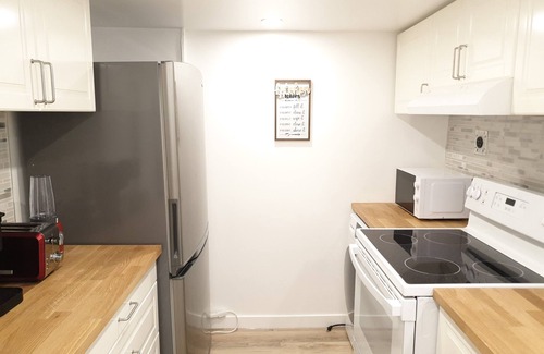 Hollyburn House | 2-Bedroom Suite with full kitchen - 3 min drive to seawall