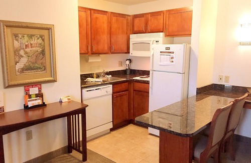 Novi Condo | 2 Bedroom Suite | Pool & Hot Tub Access