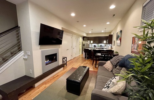 Jefferson Park House | 2 bedroom townhome w fire place & rooftop deck.