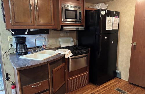 Clarendon House | 2 bedroom Trailer at A New Life Ranch LLC - Come ride horses!