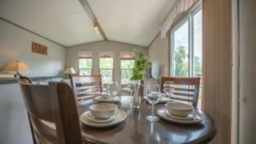 Campbellford House | 2 Bedroom Waterfront Cottage Cedar Point Cres 4