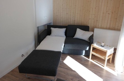 Wiler Apartment | 2-bedroom Whng. Sunny quiet perfectly renovated kitchen ideal location TV.