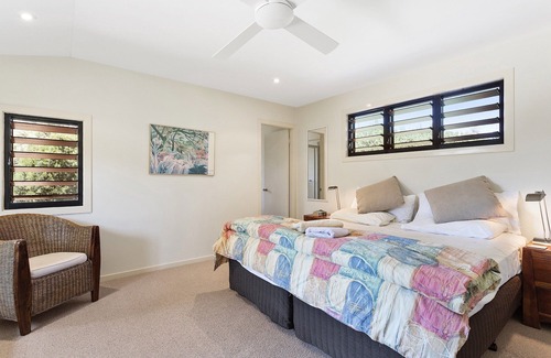 Clunes Villa | 2 bedrooms House with private outdoor hot tub in garden. Dog & family friendly.