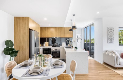 Brisbane House | 2 Beds Apt Walk to Shops & Trails/12 Mins to CBD