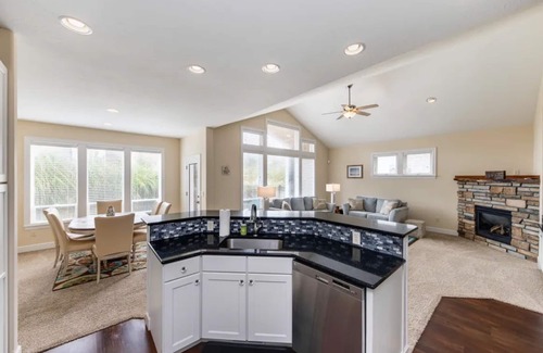 Kiwanda Shores House | 2 BLOCKS to BEACH! 3 bedroom FAMILY & DOG- FRIENDLY w/FENCE! Close to Pelican!
