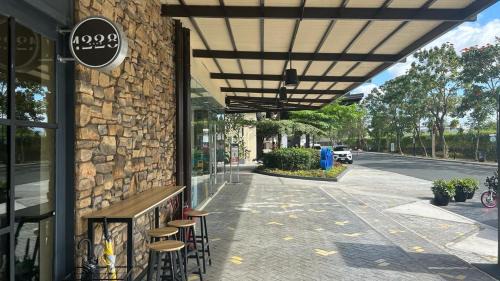 Bagumbayan Apartment | 2 BR Condo Free Wifi & Netflix - Circulo Verde, Eastwood Libis, Quezon City