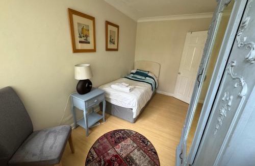 Sutton West Apartment | 2 BR lovely flat