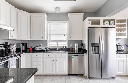 Turtle Creek House | 2 BR Oak Lawn House by Uptown WFH Setups