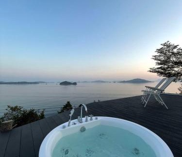 Kurahashi House | 2 BR Villa with Breathtaking Ocean View for 10 Ppl