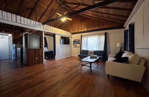 Applegate Cabin | 2 BR, walk to beach, volleyball