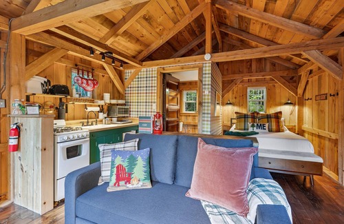 Bethel Cabin | 2 Charming Cabins! 2 Hot Tubs! Dogs Welcomed