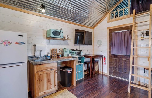 Paluxy Cabin | 2 Cozy Cabins with Giant Hot Tub, Fire Pits, Fishing, Hiking and more