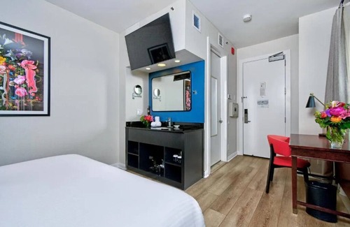 South Beach Hotel | 2 Elegant Units with City View Near the Embarcadero with European Charm