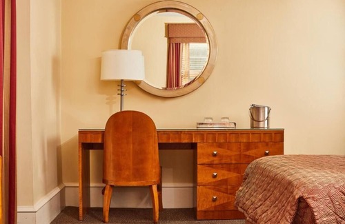 Gayborhood Hotel | 2 Family Ready Stay Close to Liberty Bell Center | Free Breakfast