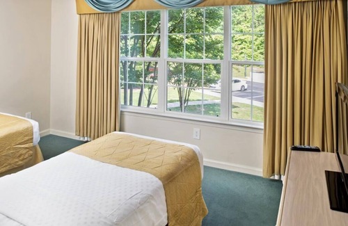 Berkeley Resort | 2 Great Units for Group Travel, Near Colonial Williamsburg, Kitchen, Pool, Golf