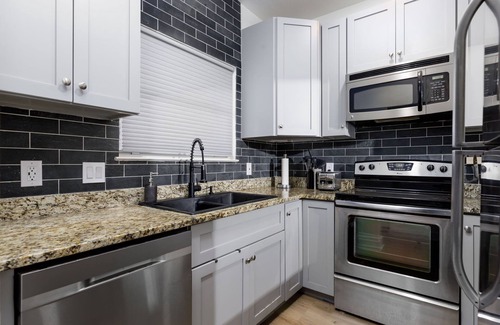 South Lamar House | 2 King Beds -Close to Downtown - Private Backyard
