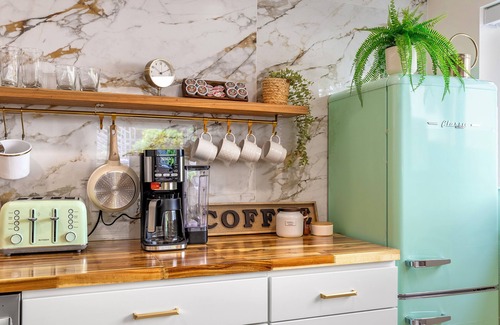 Old Ballard Apartment | 2 King Suite BBQ Free parking 93 Walking score Pet-friendly