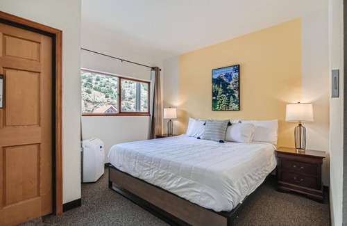 Idaho Springs Hotel | 2 King Suite w/Private Bedroom in Boutique Mtn Motel