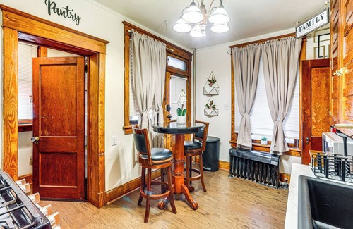 Harrisburg - Hershey House | 2 Mi to Dtwn: Harrisburg Escape w/Furnished Deck!