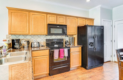 College Station House | 2 Mi to Texas A&M: Unit w/Pool & Hot Tub Access