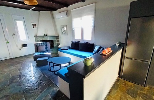 Kokkini Chani House | 2 min. drive to the beach. Holiday Home Angela