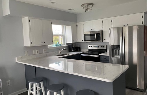 North Topsail Beach House | 2 min walk to the beach - King-sized beds - Sound view - Paddle boards - Pool