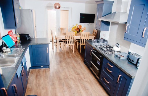 Cambuslang Villa | 2 Minutes Walk to Kirkhill Golf Park! 5 Bedroom Family Friendly Property