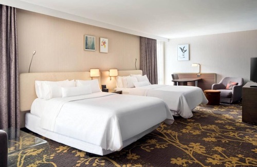 Downtown Cleveland Hotel | 2 Modern Rooms w/Restaurant and Bar in the Heart of Cleveland