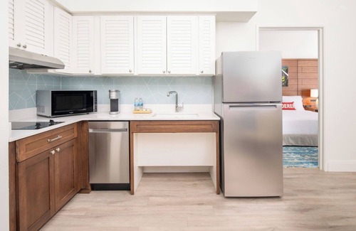 Park Shore Hotel | 2 Pet-Friendly King Bedroom Suite with Kitchen and Sitting Area