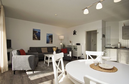 Breege Apartment | 2-room vacation apartment near the harbor with balcony - Hafenhäuser Breege FeWo 05