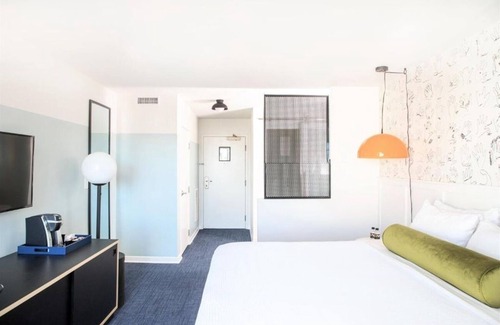 Venice Hotel | 2 Rooms w/Balcony | Kitchen | Rooftop Lounge | Free Breakfast