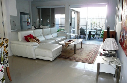 Plympton House | 2 Storey New Luxury Home great location 2 bathrooms 3 toilets sleeps 12
