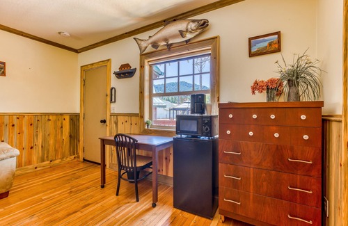 White Salmon Cabin | 2-story dog-friendly cabin with mtn & valley views, courtyard, WiFi, partial AC