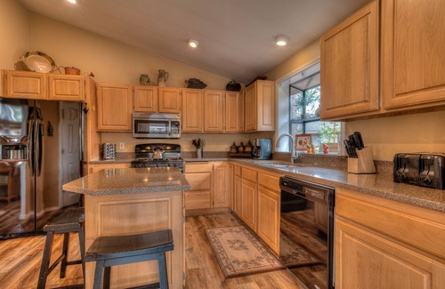 Deer Park House | 2 Suites, Hot Tub, on the Quiet North End- OLLA04