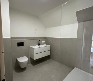 Pinneberg Apartment | 2 Zi Wohnung, zentrale Lage mit Parkplatz, 15 min vom Hbf Hamburg