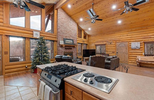 Hanna Cabin | 20 Acres! Arcade Games! Backs to River! Sleeps 22!