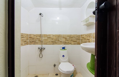Corales del Sur House | 20 minutes to the Airport! Small Room Private Bathroom Parking Netflix✰WI-FI✰Fan