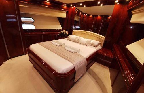 Barceloneta Boat Rental | 200 m² Houseboat ∙ 4 bedrooms ∙ 8 guests