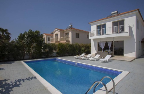 Mazotos Villa | 200 m² Villa ∙ 4 bedrooms ∙ 9 guests