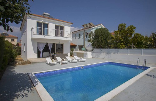 Mazotos Villa | 200 m² Villa ∙ 4 bedrooms ∙ 9 guests